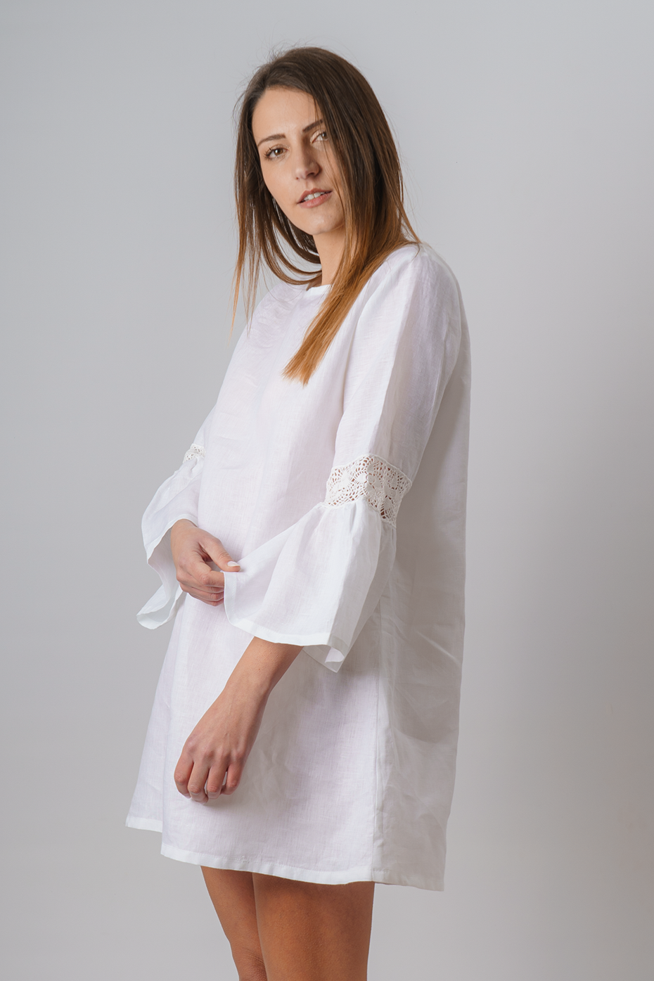 Abito svasato sartoriale puro lino e uncinetto Vieste