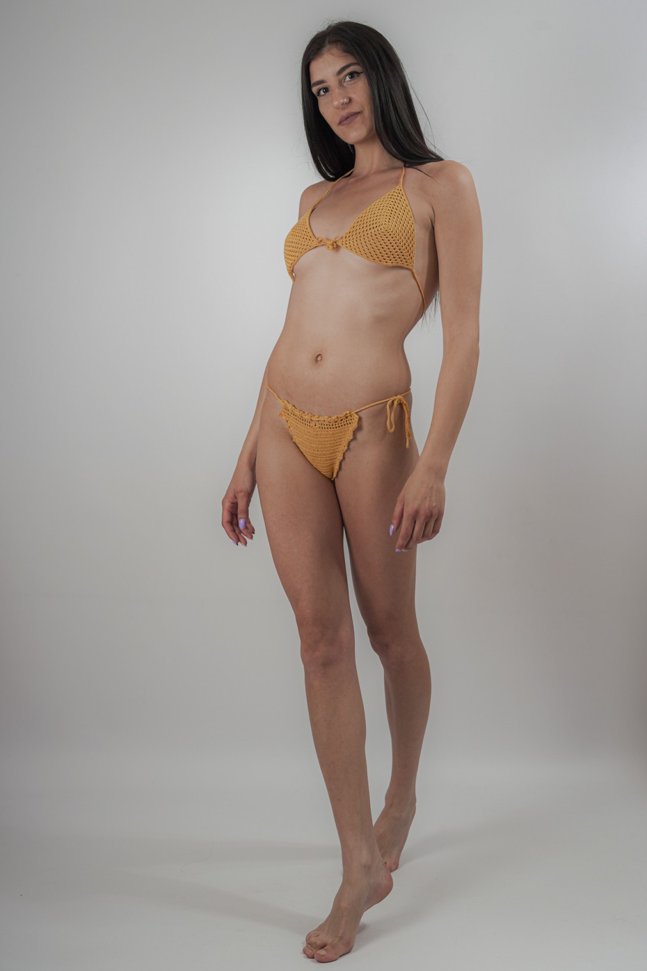 Costume bikini fatto a mano ad uncinetto ocra